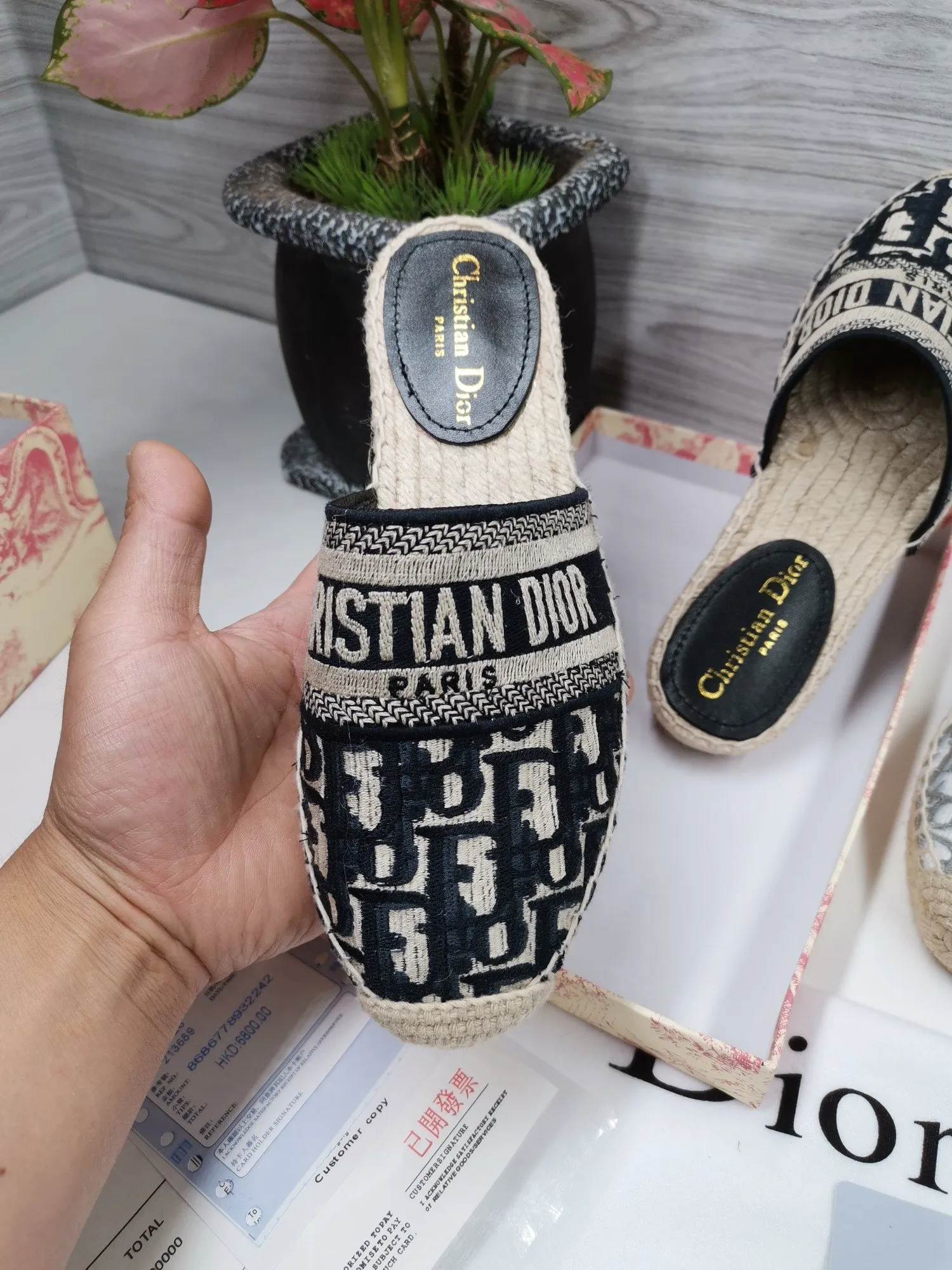 👟👟Ex-factory price 400👟👟 In 2020, new colors are coming simultaneously on the official website of the DIOR fisherman shoe series: original development, original anatomy display, exclusive outsole, you can compare as you like.  [Material] 1⃣️Sole: The only 1:1 exclusive rubber sole on the market 🌸. Fabric original embroidery. Lining: imported sheepskin, delicate and soft. [Size] 35-40.